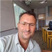 Bonjour, je suis professeur d'anglais certifié de l'éducation nationale en disponibilité cette année. J'ai vécu 5 ans aux USA et ai travaillé à l'international pendant 9 ans